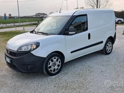 Usata Fiat Doblò S 120 CV (88 kW) 2021 Bianco Monovolume