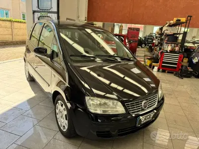 Käytetty Fiat Idea Dynamic 95 HP (69 kW) 2012 Musta Tila-auto