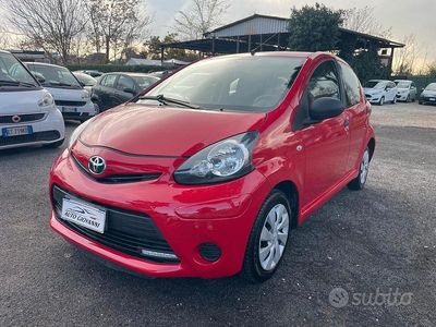 Usata Toyota Aygo Connect Style 67 CV (49 kW) 2013 Rosso Utilitaria