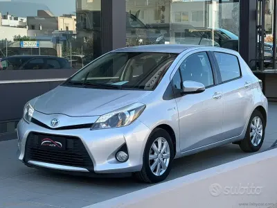 Usata Toyota Yaris Hybrid Lounge 75 CV (55 kW) 2014 Grigio Berlina