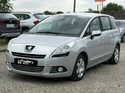 Usado Peugeot 5008 109 HP (80 kW) 2009 Cinzento Monovolume