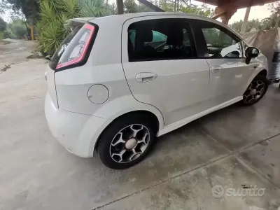 Usata Fiat Grande Punto 77 CV (56 kW) 2014 Bianco Utilitaria