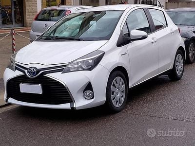 Usata Toyota Yaris Hybrid Cool 73 CV (53 kW) 2016 Bianco Berlina