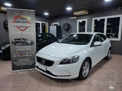 Usata Volvo V40 120 CV (88 kW) 2018 Bianco Berlina