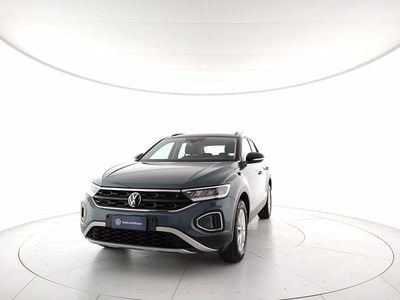Usata VW T-Roc Life 110 CV (80 kW) 2022 Petroleum blue metallizzato deep black p SUV