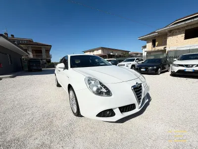 Usata Alfa Romeo Giulietta Exclusive 105 CV (77 kW) 2013 Bianco Utilitaria