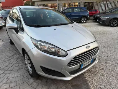 Usata Ford Fiesta Titanium 97 CV (71 kW) 2014 Argento Utilitaria