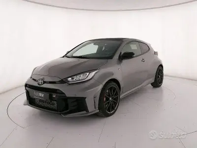 Usata Toyota Yaris 280 CV (205 kW) 2024 Grigio Utilitaria