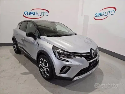 Usata Renault Captur 94 CV (69 kW) 2023 Grigio SUV