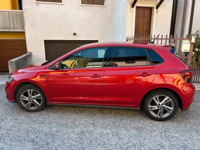 Usata VW Polo R-line 95 CV (69 kW) 2023 Rosso Utilitaria