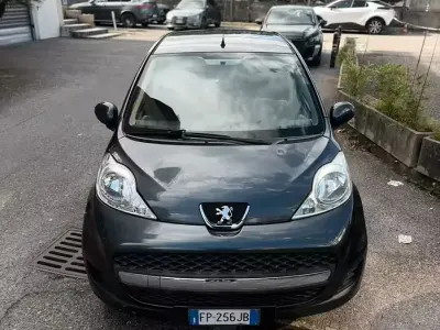 Käytetty Peugeot 107 68 HP (50 kW) 2009 Musta Viistoperä