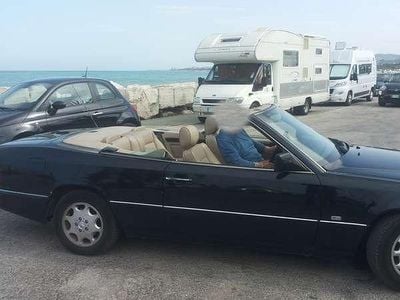 Usata Mercedes E200 136 CV (100 kW) 1994 Blu/azzurro Cabrio