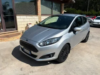 Usata Ford Fiesta Titanium 97 CV (71 kW) 2015 Grigio Utilitaria