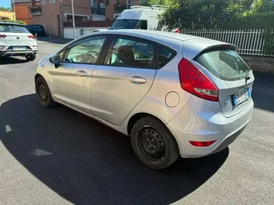 Usata Ford Fiesta 68 CV (50 kW) 2010 Argento Berlina