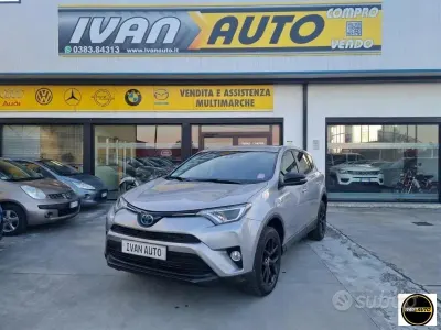 Second-hand Toyota RAV4 Hybrid 197 CP (144 kW) 2018 Argintiu SUV