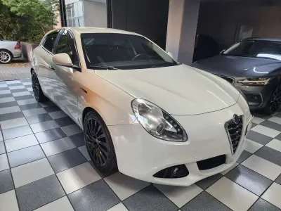 Usata Alfa Romeo Giulietta Exclusive 170 CV (125 kW) 2012 Bianco Utilitaria