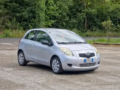 Usata Toyota Yaris Sol 69 CV (50 kW) 2007 Grigio Utilitaria