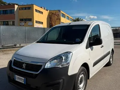 Gebraucht Peugeot Partner 75 PS (55 kW) 2018 Weiß Van / Kleinbus