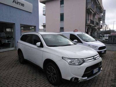 Usata Mitsubishi Outlander Instyle 150 CV (110 kW) 2015 Bianco pastello SUV