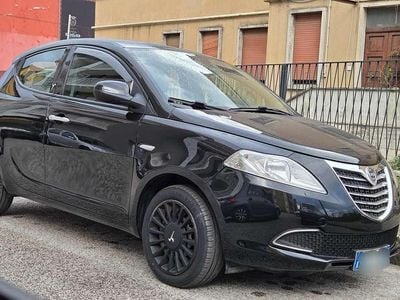 Usado Lancia Ypsilon Silver 95 CV (69 kW) 2013 Negro Utilitario