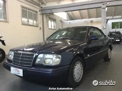 Usata Mercedes E200 136 CV (100 kW) 1994 Blu Cabrio