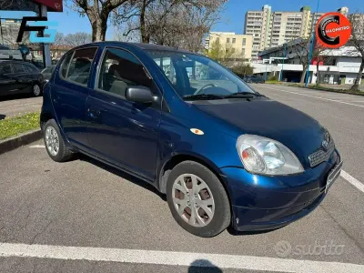 Second-hand Toyota Yaris 68 CP (50 kW) 2001 Albastru Berlinǎ