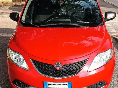 Begagnad Lancia Ypsilon Silver 60 HK (44 kW) 2018 Röd Halvkombi