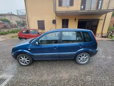 Usata Ford Fusion 68 CV (50 kW) 2006 Bluazzurro Utilitaria