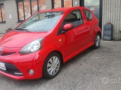 Usata Toyota Aygo Connect Style 68 CV (50 kW) 2012 Rosso fiamma pastello Utilitaria