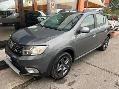 Usata Dacia Sandero 90 CV (66 kW) 2018 Gray Berlina