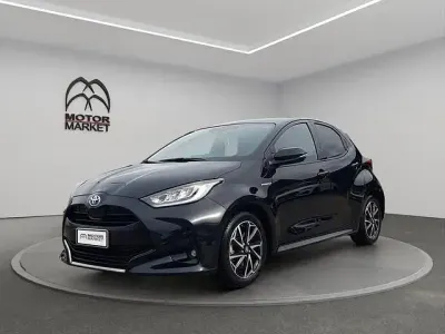 Usata Toyota Yaris Hybrid Lounge 116 CV (85 kW) 2021 Nero / black Berlina