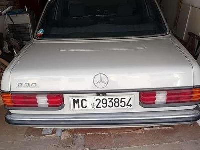 Usata Mercedes 200 105 CV (77 kW) 1981 Berlina