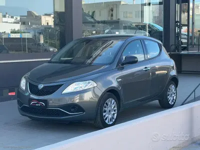 Usata Lancia Ypsilon Silver 69 CV (50 kW) 2016 Grigio Utilitaria