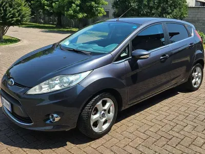 Usata Ford Fiesta 95 CV (69 kW) 2010 Grigio Berlina