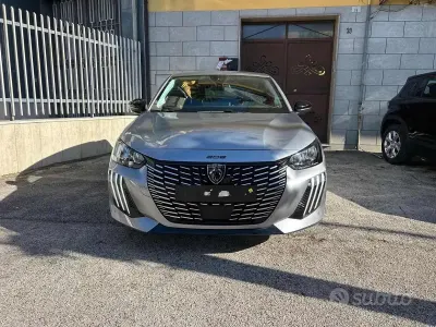 Usata Peugeot 208 Allure 101 CV (74 kW) 2024 Grigio Utilitaria
