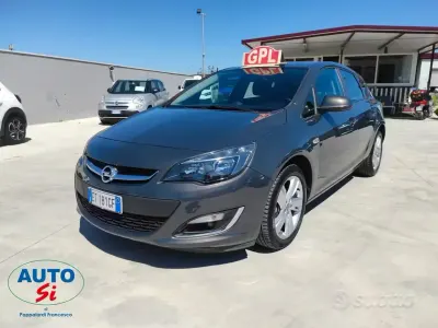 Usata Opel Astra 140 CV (102 kW) 2013 Grigio Berlina