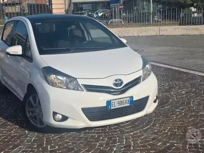 Usata Toyota Yaris Active 99 CV (72 kW) 2012 Bianco Utilitaria