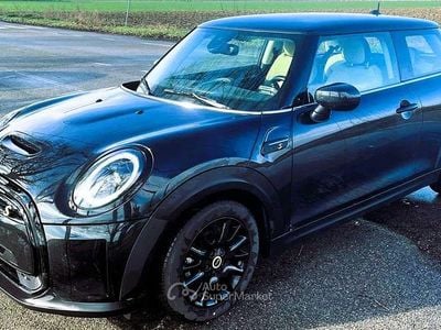 Usata Mini Cooper SE 75 kW (102 CV) 2022 Midnight black metallic. Utilitaria