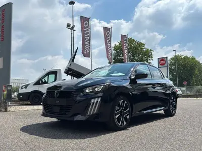 Usata Peugeot 208 Allure 101 CV (74 kW) 2025 Nero Utilitaria