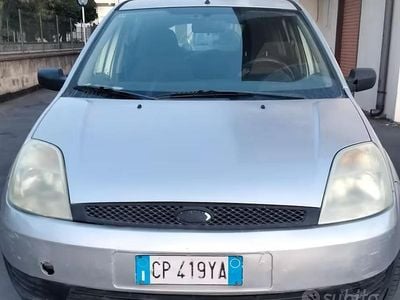 Usata Ford Fiesta 68 CV (50 kW) 2004 Grigio Utilitaria