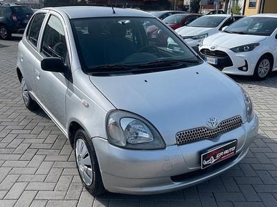 Usata Toyota Yaris 68 CV (50 kW) 2000 Grigio Berlina