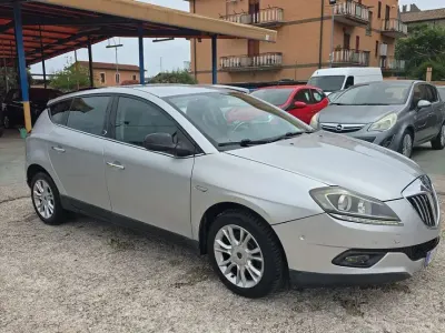 Usata Lancia Delta 165 CV (121 kW) 2010 Argento Utilitaria