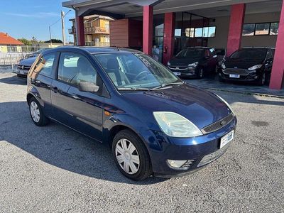 Usata Ford Fiesta Ghia 67 CV (49 kW) 2004 Blu Berlina
