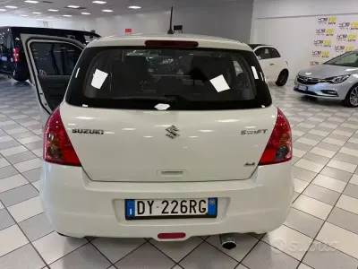Begagnad Suzuki Swift GL 92 HK (67 kW) 2009 Vit Halvkombi