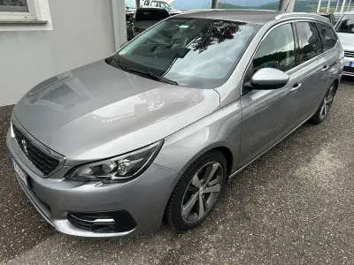 Usata Peugeot 308 Allure 131 CV (96 kW) 2019 Atense grau met Station wagon