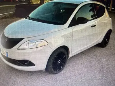 Usata Lancia Ypsilon 69 CV (50 kW) 2018 Bianco Utilitaria