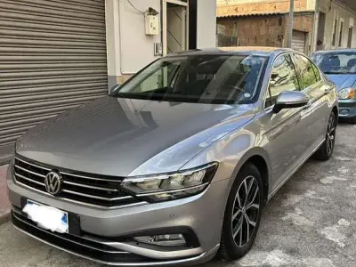 Usata VW Passat Executive 150 CV (110 kW) 2020 Argento Berlina