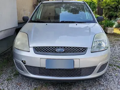 Begagnad Ford Fiesta 75 HK (55 kW) 2005 Grå Halvkombi