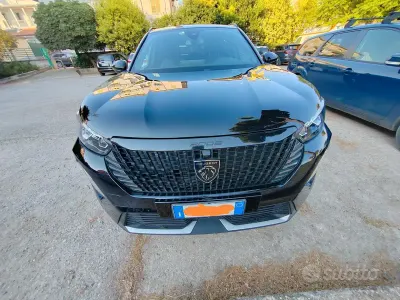 Käytetty Peugeot 2008 Allure 130 HP (95 kW) 2023 Musta Katumaasturi