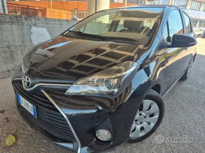 Usata Toyota Yaris 90 CV (66 kW) 2015 Nero Utilitaria